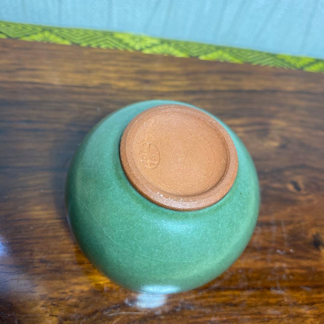 三浦小平二　むみょうい常山　小平窯 ぐい呑　お猪口　陶器製お猪口 緑色とベージュ