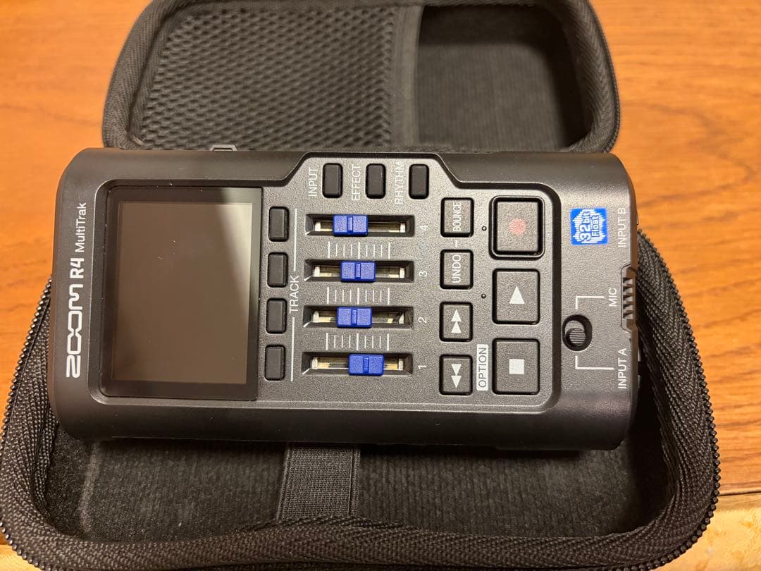 Zoom R4 マルチトラックレコーダー