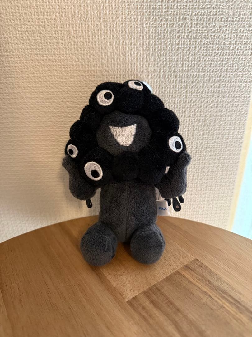 【万博会場限定】黒ミャクミャク　座り　カラビナ付き　万博ぬいぐるみ