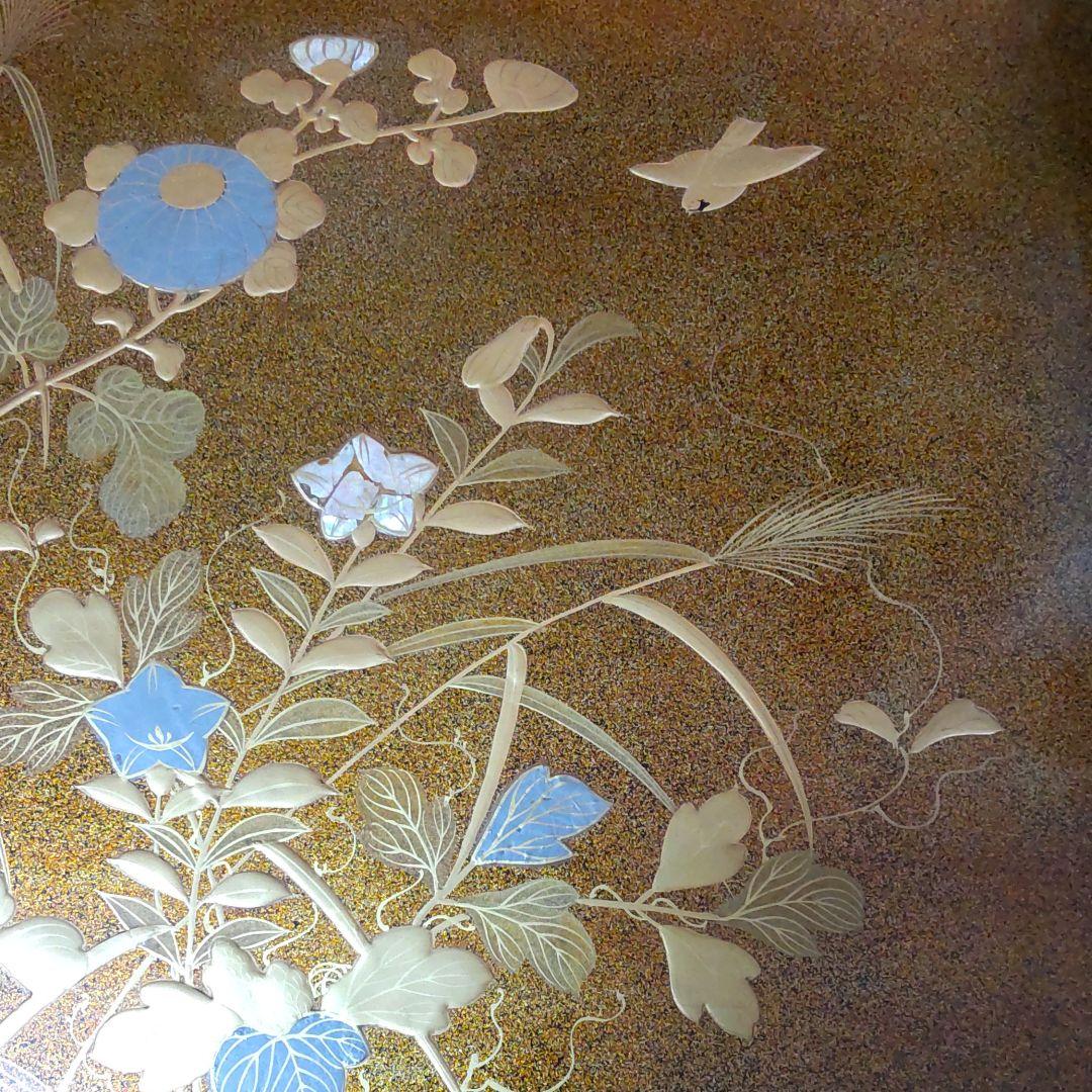 梨地青貝菊花桔梗鳥図蒔絵広蓋。