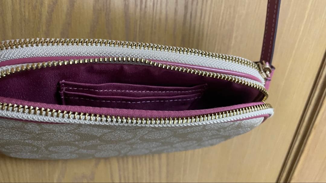 13日限定お値下げ【COACH スマホショルダーバッグ ベージュ/ピンク】