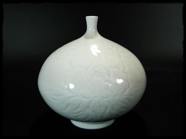 中尾 恭純 白磁牡 丹彫壷 師井上萬二 花器 hk459