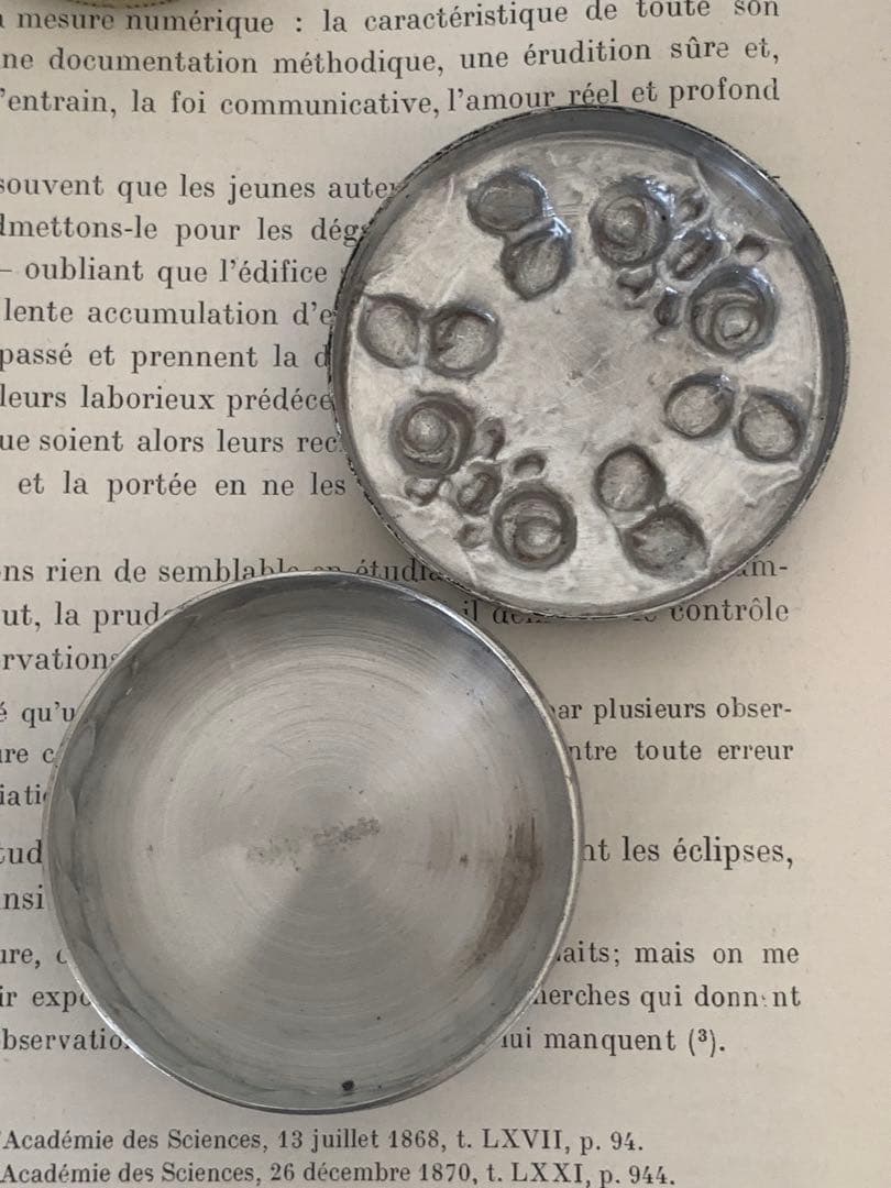 フランスアンティークピューター小物入れエンボス加工蚤の市ブロカント