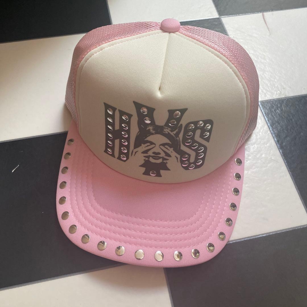 ヒステリックグラマー スタッズ付きピンクトラッカーキャップ HYSロゴ