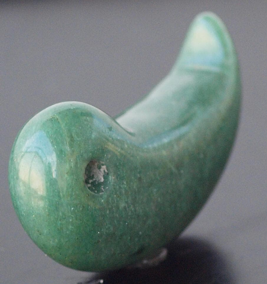 光にかざすと薄緑の細い帯状紋が出現、頭・胴の間