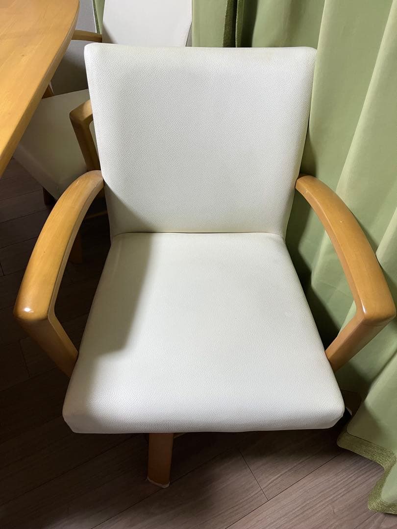 ダイニングテーブルと椅子4脚セット　ミキモク　肘付き回転チェア