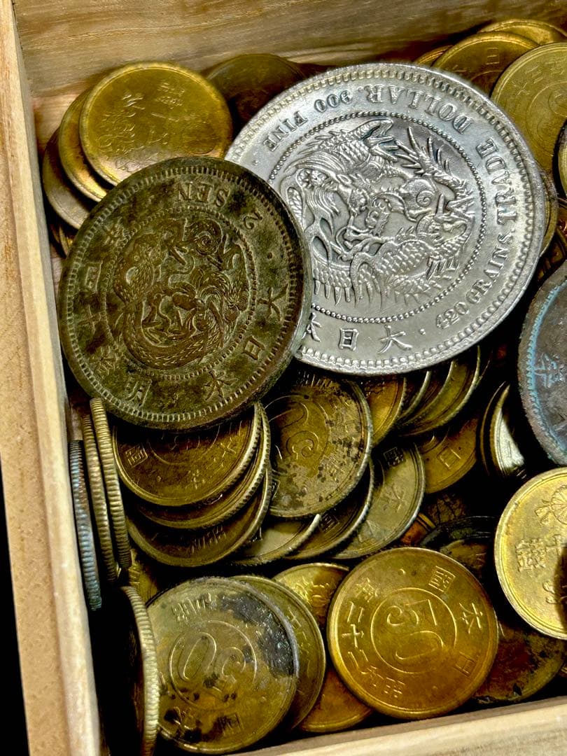 雑銭 桐箱入り(おまけ) 一圓銀貨 二銭 穴銭など コレクション A - メルカリ