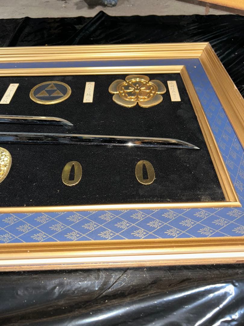 伝統的な日本の鍔と刀剣の装飾品