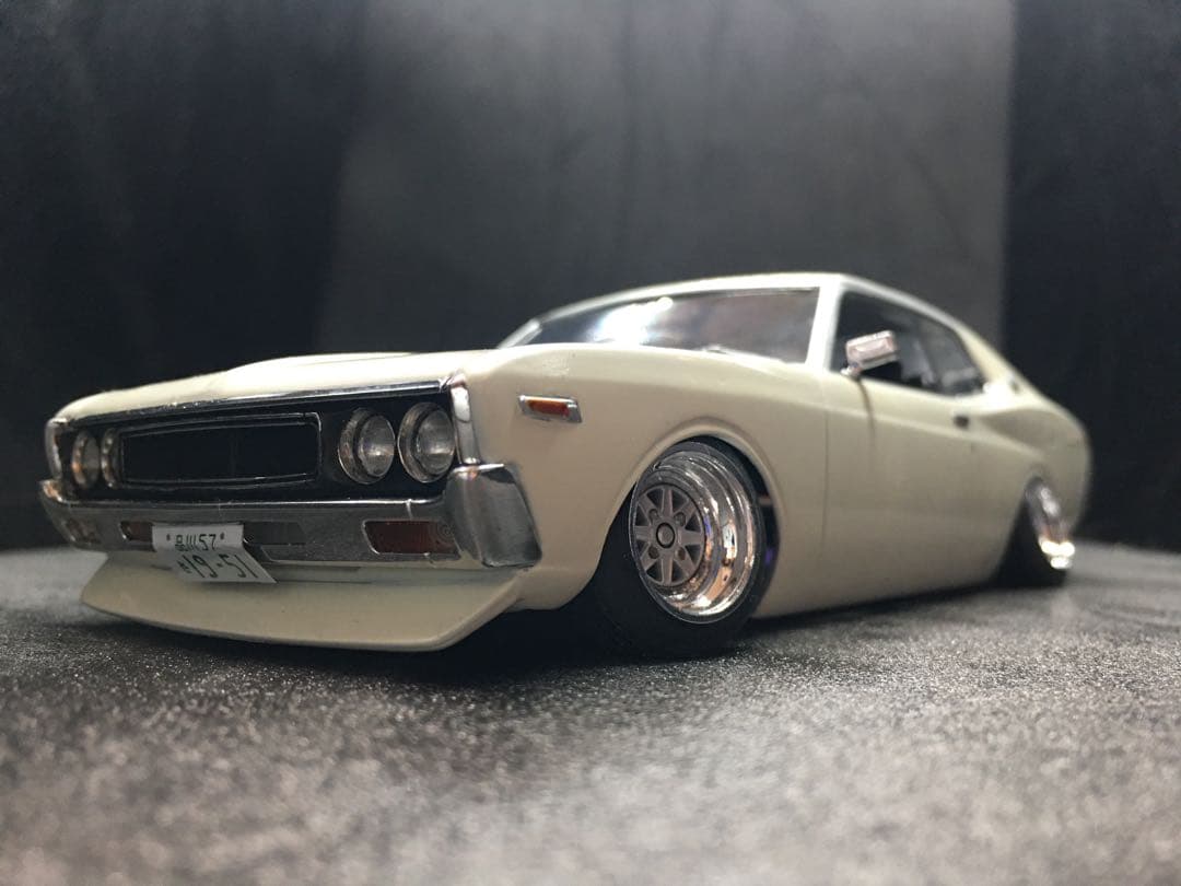 旧車プラモデル完成品1／２４アオシマ１３０ローレル