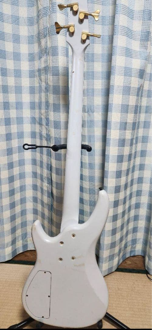 ホワイト_4弦エレキベース_ゴールド金具　(フェルナンデス)