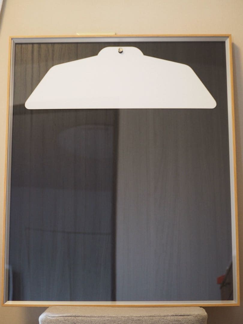 新品】ユニフォーム額【額縁のタカハシ】 ナチュラル枠×黒木目背景の