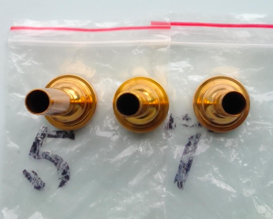 「トランペット＆ケース・マウスピース３種類・ミュート２種類・楽譜２冊」のセット