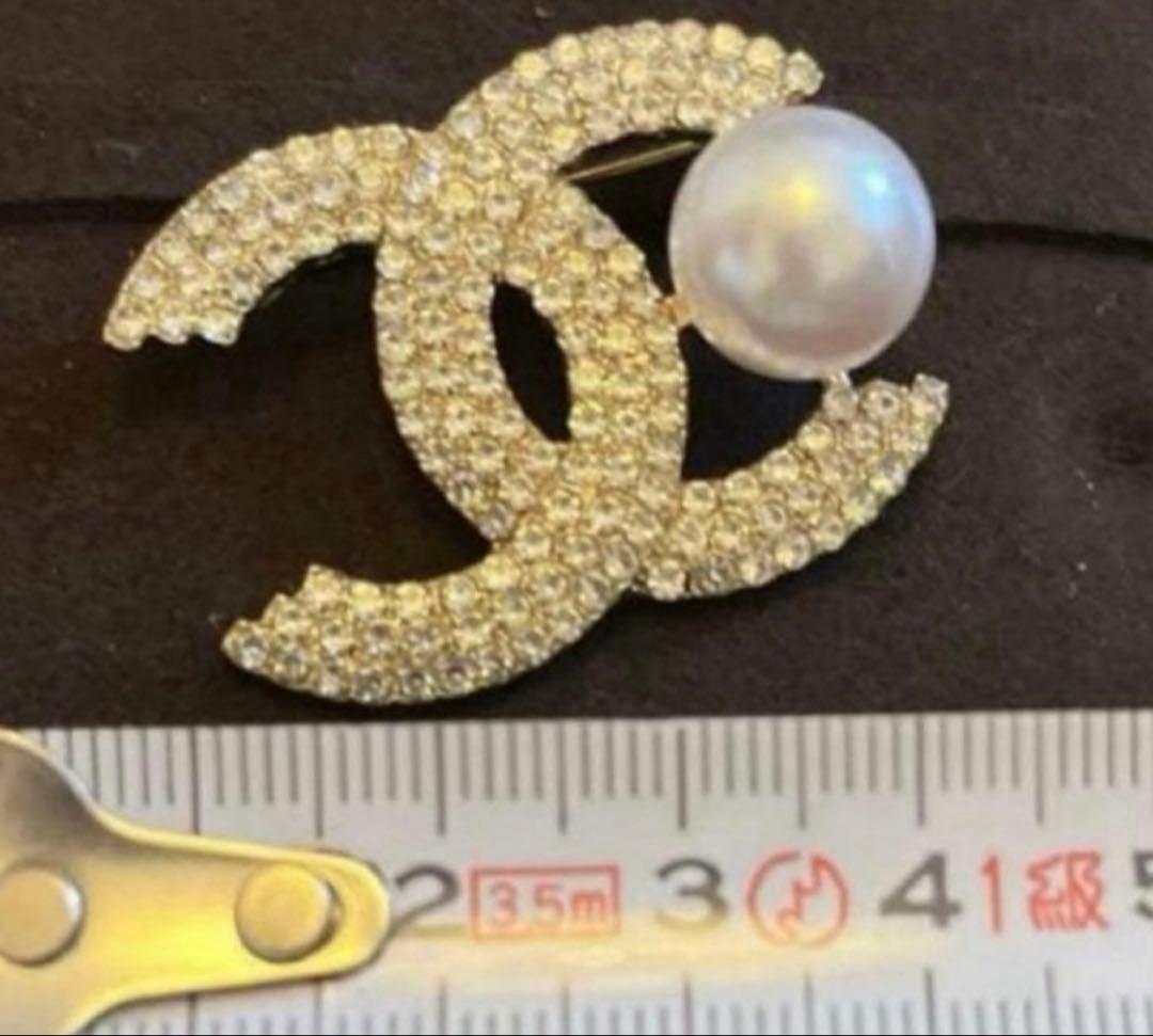 CCロゴ ブローチ クリスタル パール ゴールド ノベルティ - メルカリ