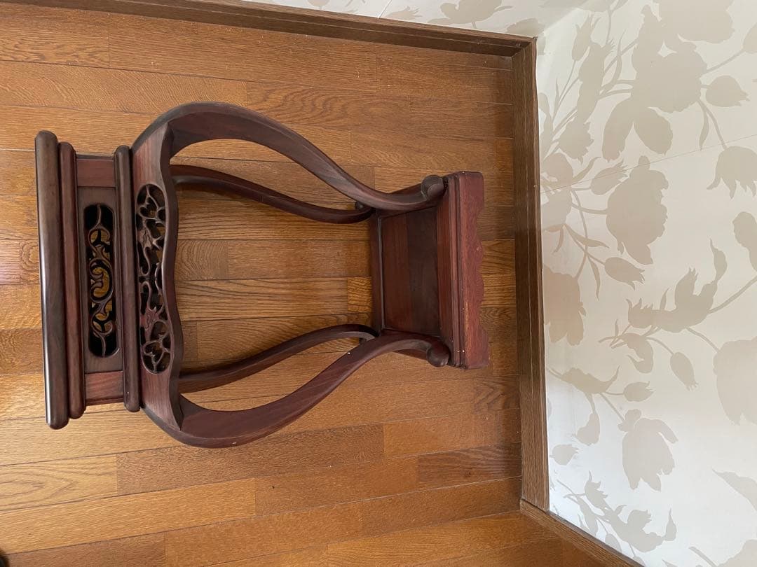 木製彫刻サイドテーブル 飾り棚 彫刻 唐木無垢材 猫脚 透かし彫刻彫り 高卓