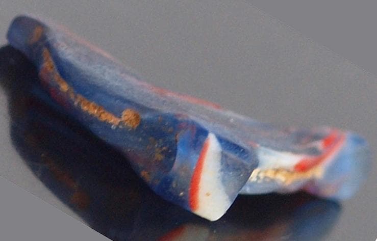 クリアな青など多色ガラス折込、平板状の鳥玉、イスラム期の