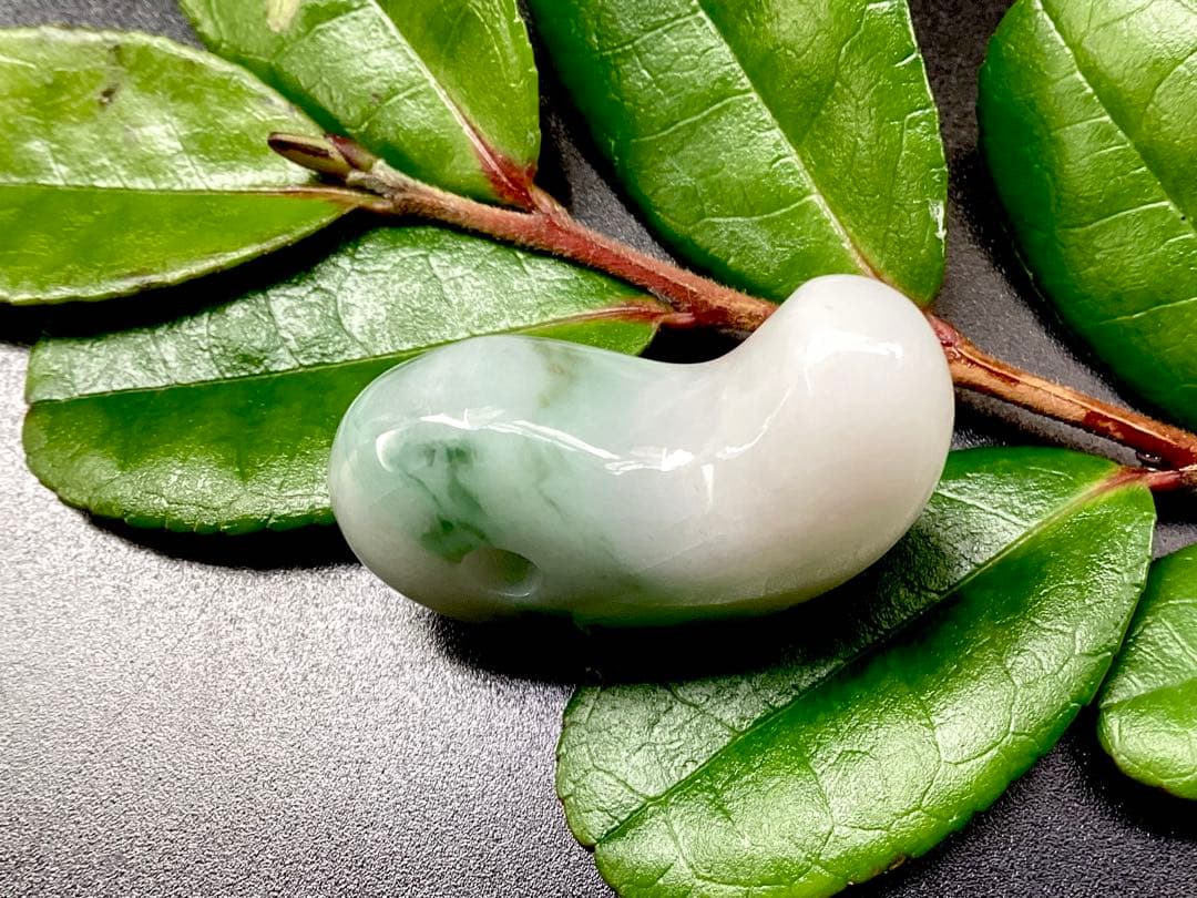 ✳摩訶不思議パワー 天然翡翠 淡いラベンダー色 糸魚川翡翠勾玉 本物を鑑別