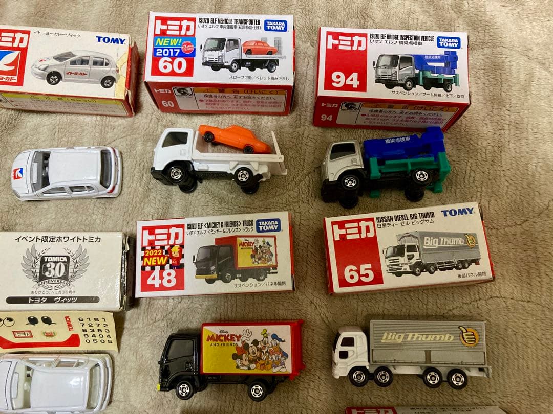 トミカ　箱付き16台セット