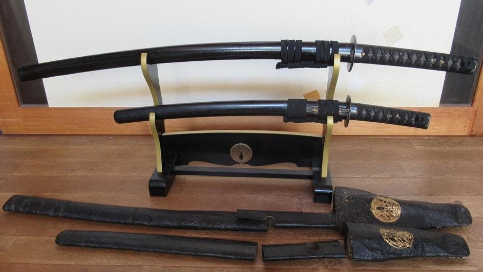 名品 抱茗荷紋図の黒漆菜種塗鞘打刀大小拵 特別保存刀装具鑑定書付