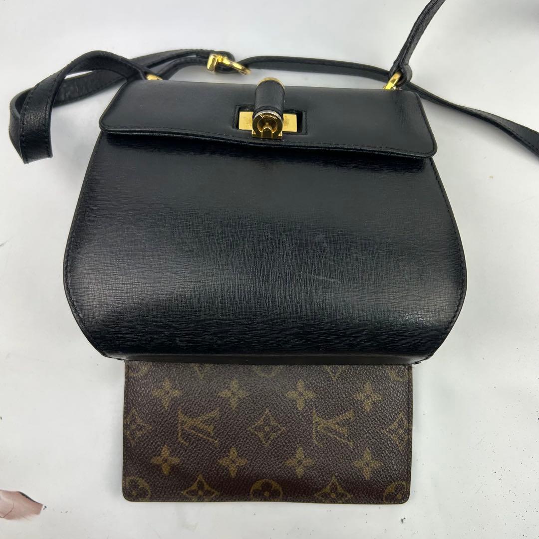 【美品】フェラガモ　ショルダーバッグ　レザー　フラップ　ターンロック　金具　黒