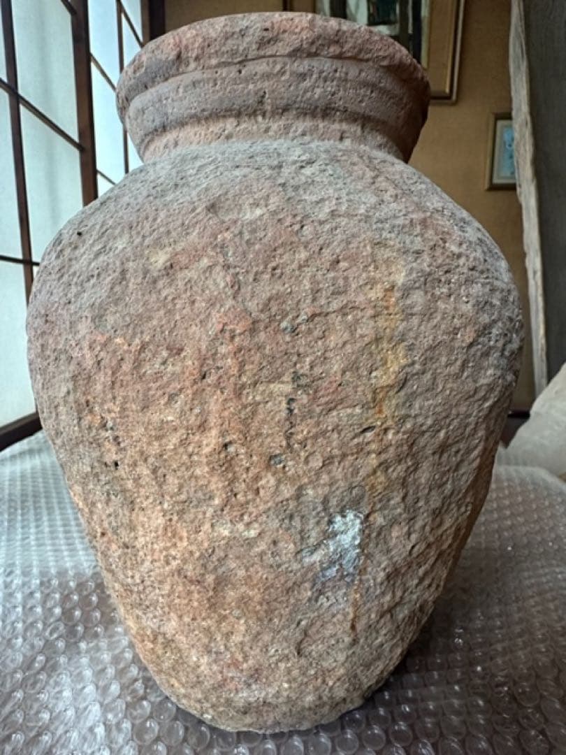 石のような硬い赤褐色の古壺