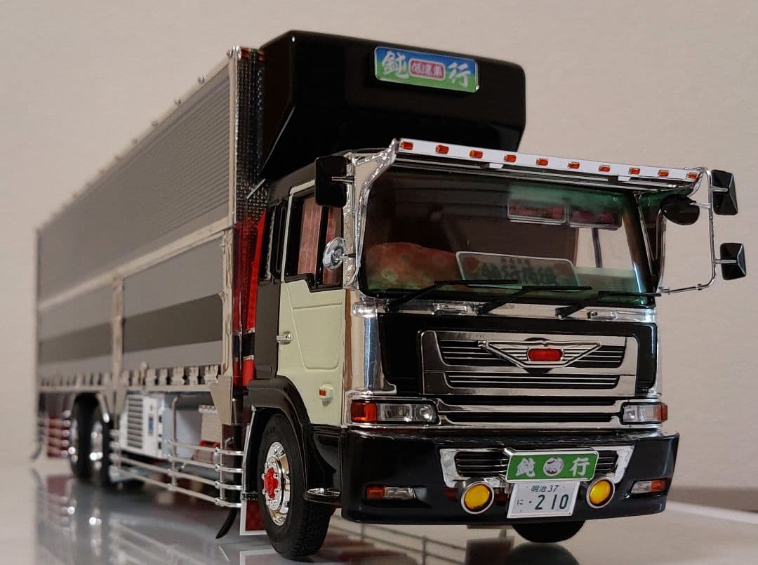 デコトラ アオシマ1/32 日野プロフィア 造りボディー キャブ2個セット