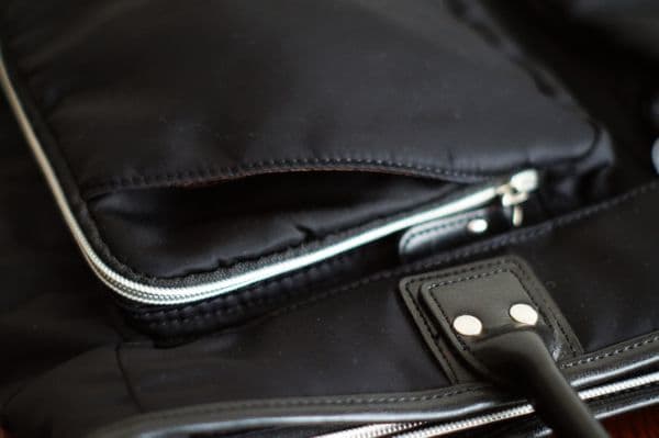 ビジネスバッグ　黒 　Ｂ４　２ＷＡＹ　軽量　ＰＣ ポケット多数　多機能　ベルト付