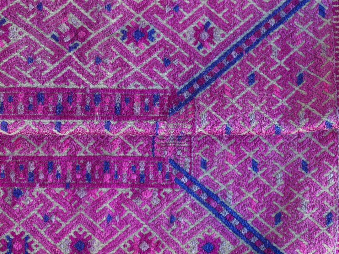 艶のある紫で卍・雷紋などを描く、中国チワン族の2枚繋ぎ刺繍布 1930