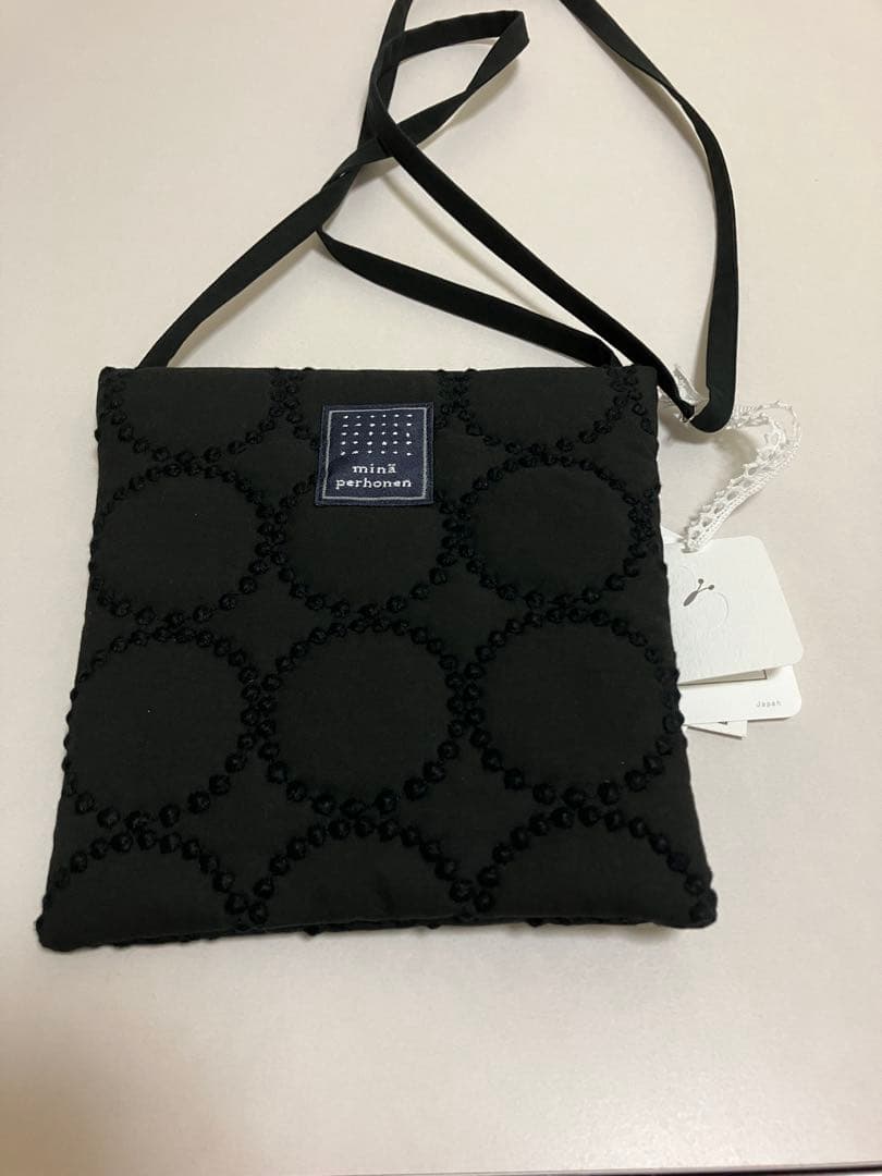 ミナペルホネン黒 pocket bag