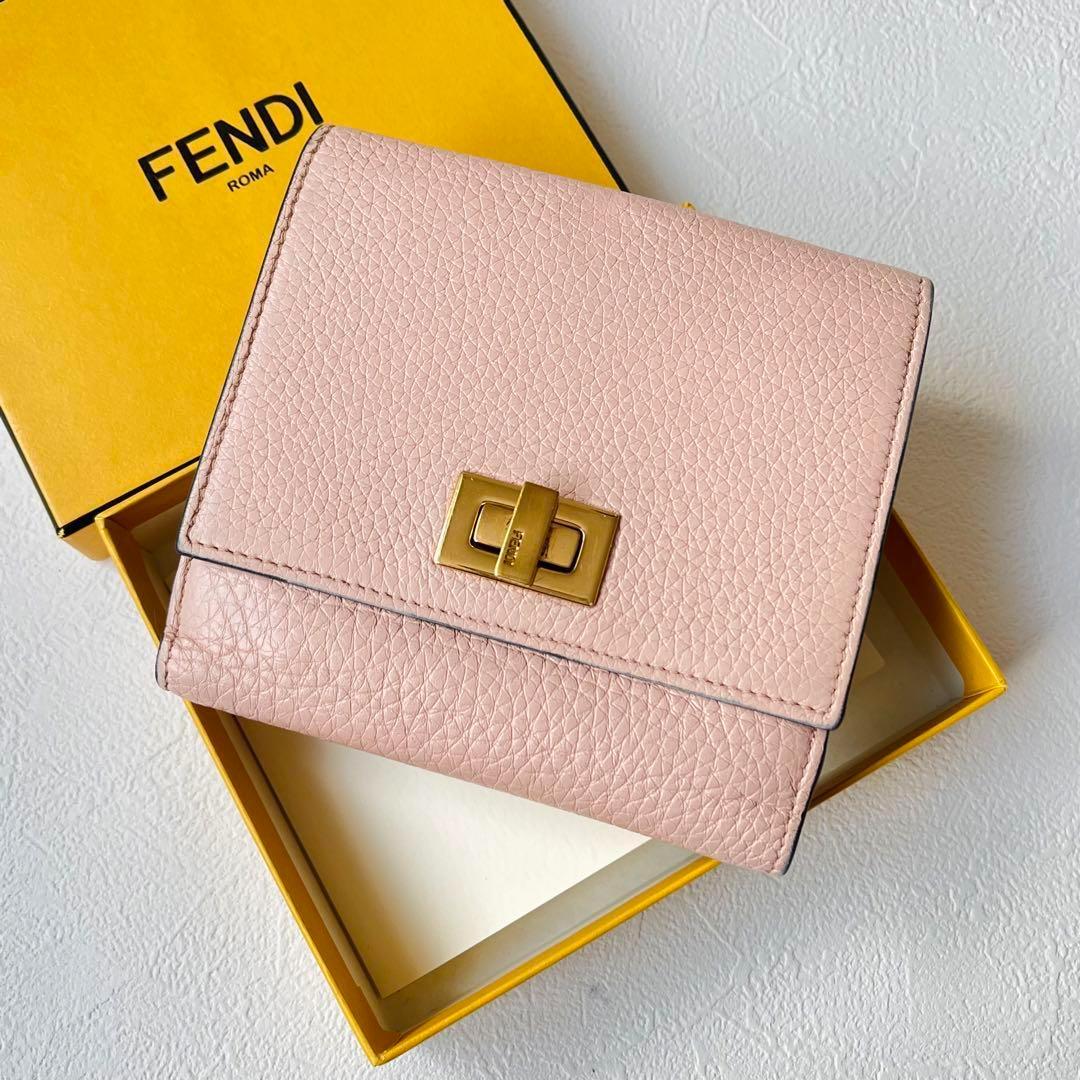 FENDI】ピーカブーセレリア 二つ折り財布