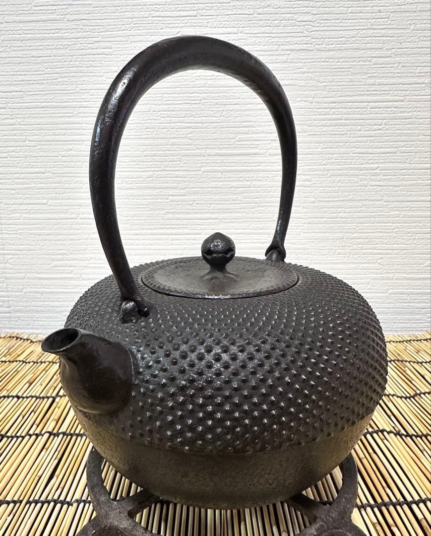 新品、供箱等付属品付　南部藤枝工房　藤枝　昌行作１２型アラレ　南部鉄瓶　南部鉄器