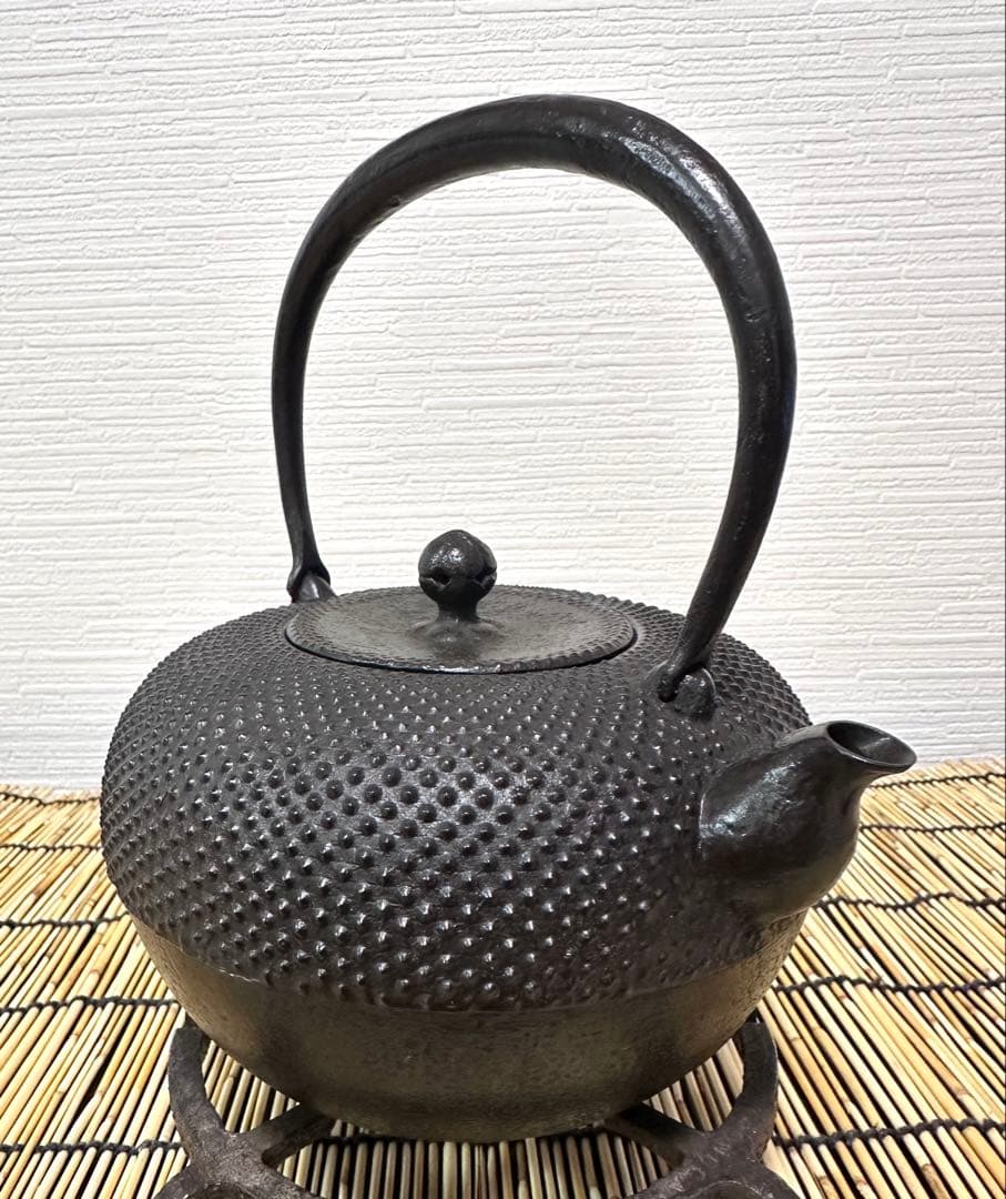 新品、供箱等付属品付　南部藤枝工房　藤枝　昌行作１２型アラレ　南部鉄瓶　南部鉄器