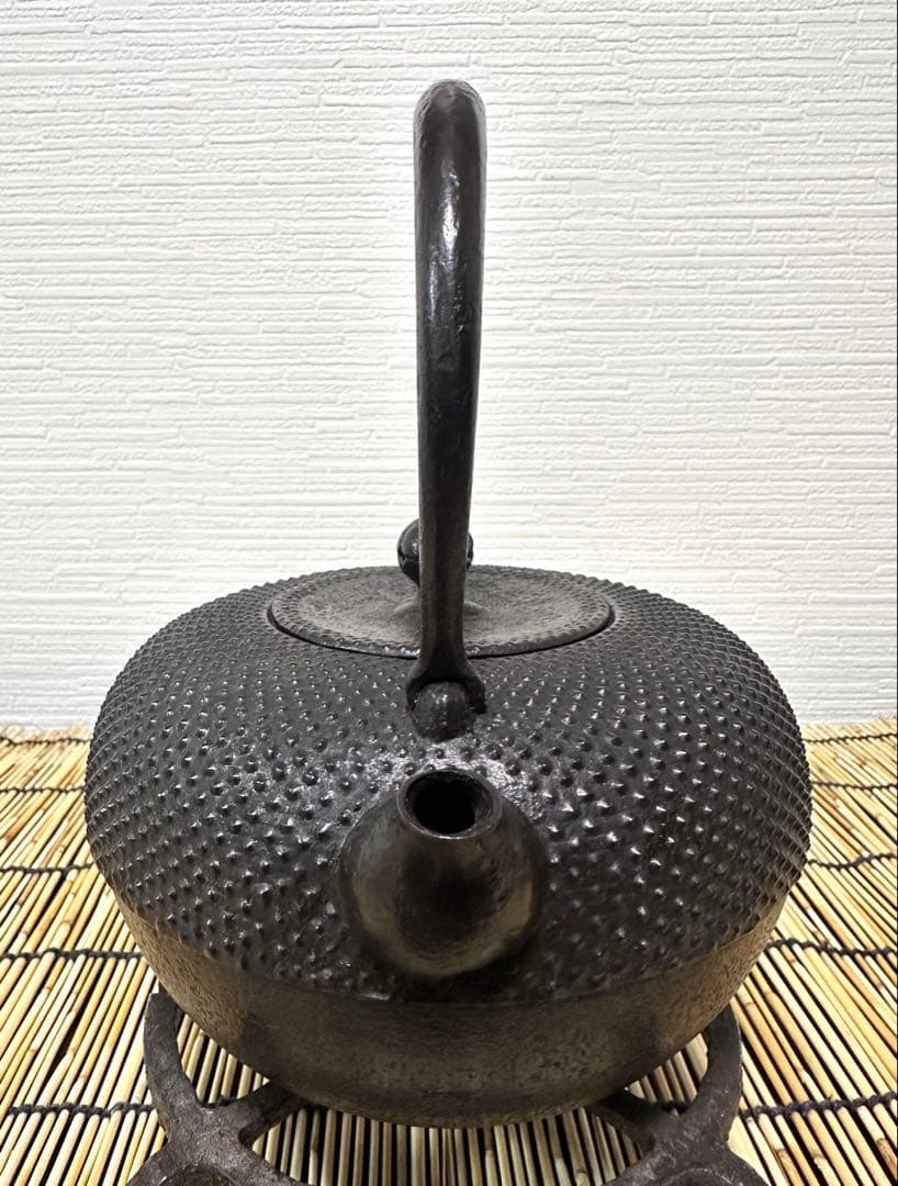 新品、供箱等付属品付　南部藤枝工房　藤枝　昌行作１２型アラレ　南部鉄瓶　南部鉄器