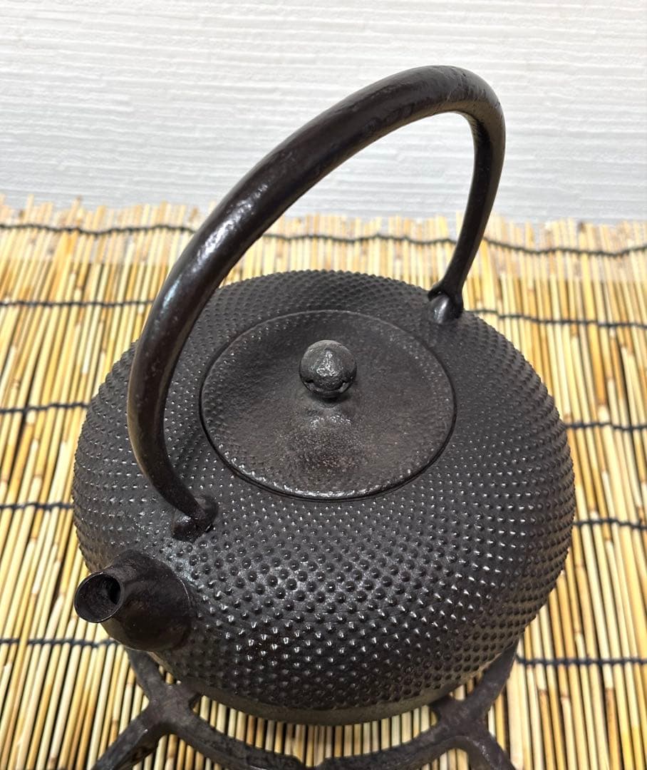 新品、供箱等付属品付　南部藤枝工房　藤枝　昌行作１２型アラレ　南部鉄瓶　南部鉄器