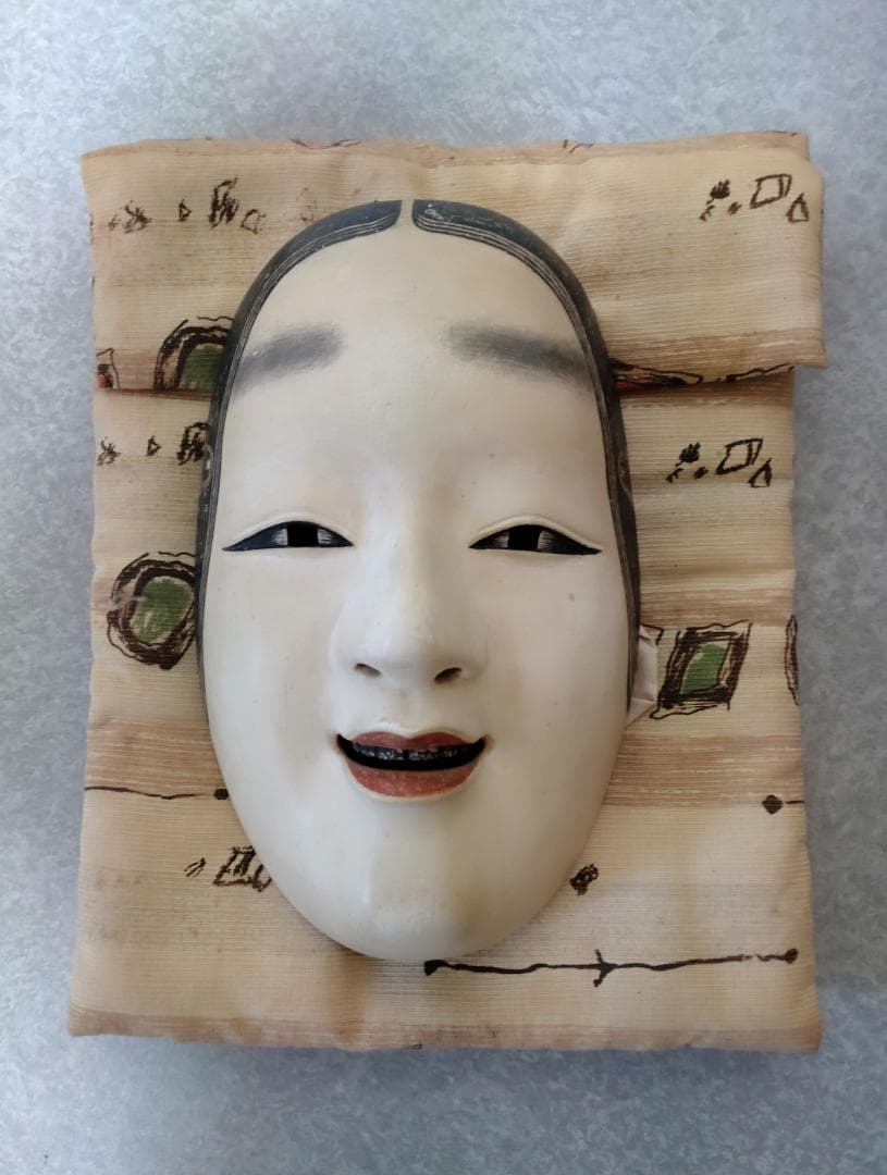木製能面 手掘り 微笑みの表情 - メルカリ