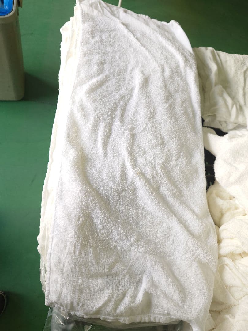 フェイスタオル ウエス白色400枚薄め 折畳まず、広げて、数十枚を