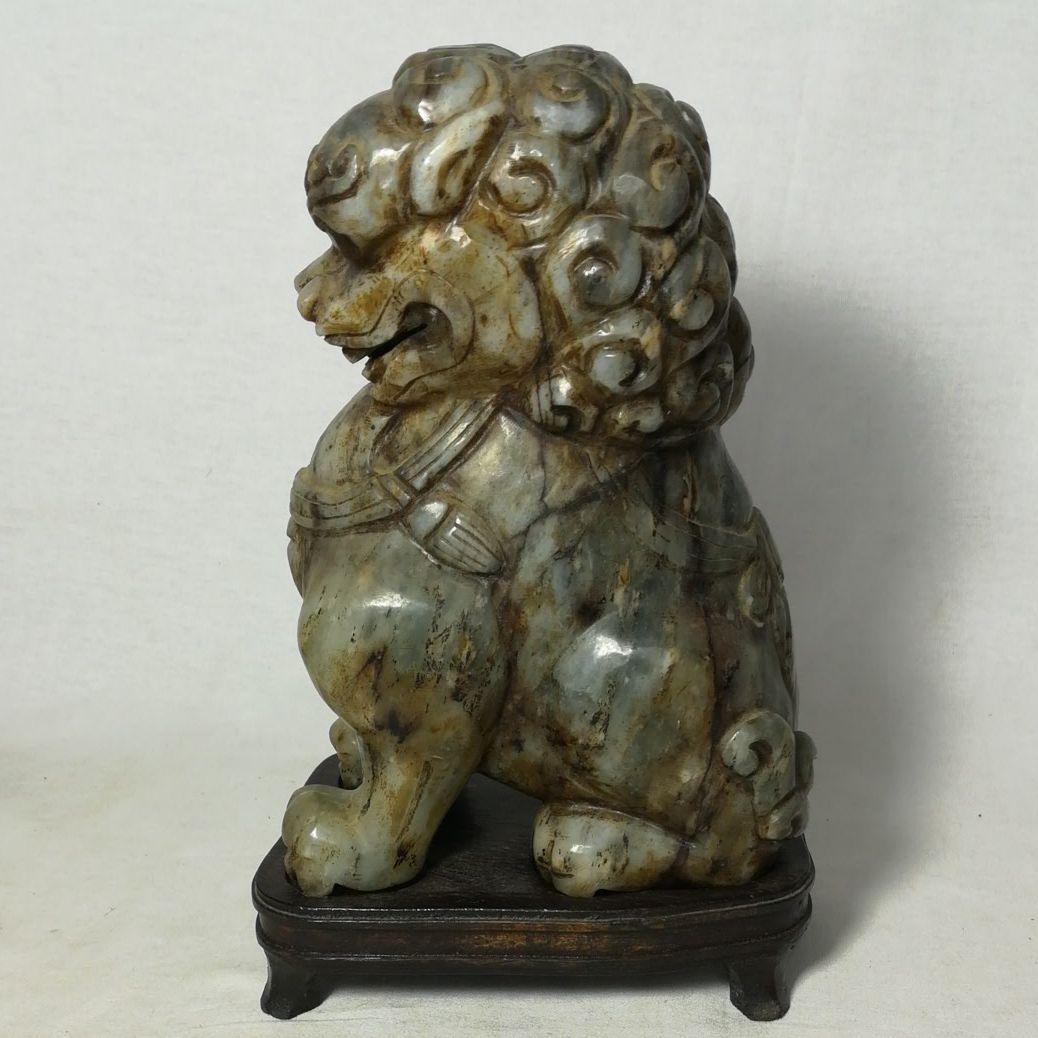 時代 中国美術 翡翠 和田 碧玉 古玉 雕刻 獅子 一対 台座付 時代 中国美術