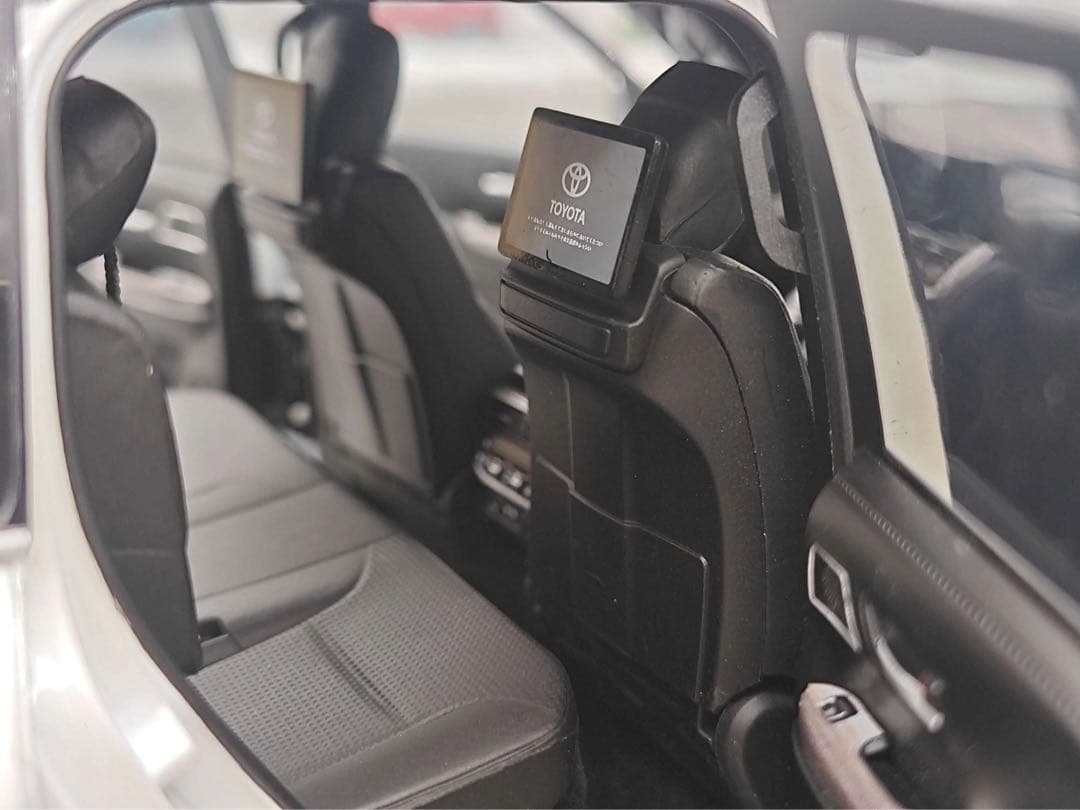 新発売 LCD 1/18 トヨタ ランドクルーザー LC300 ZX ミニカー