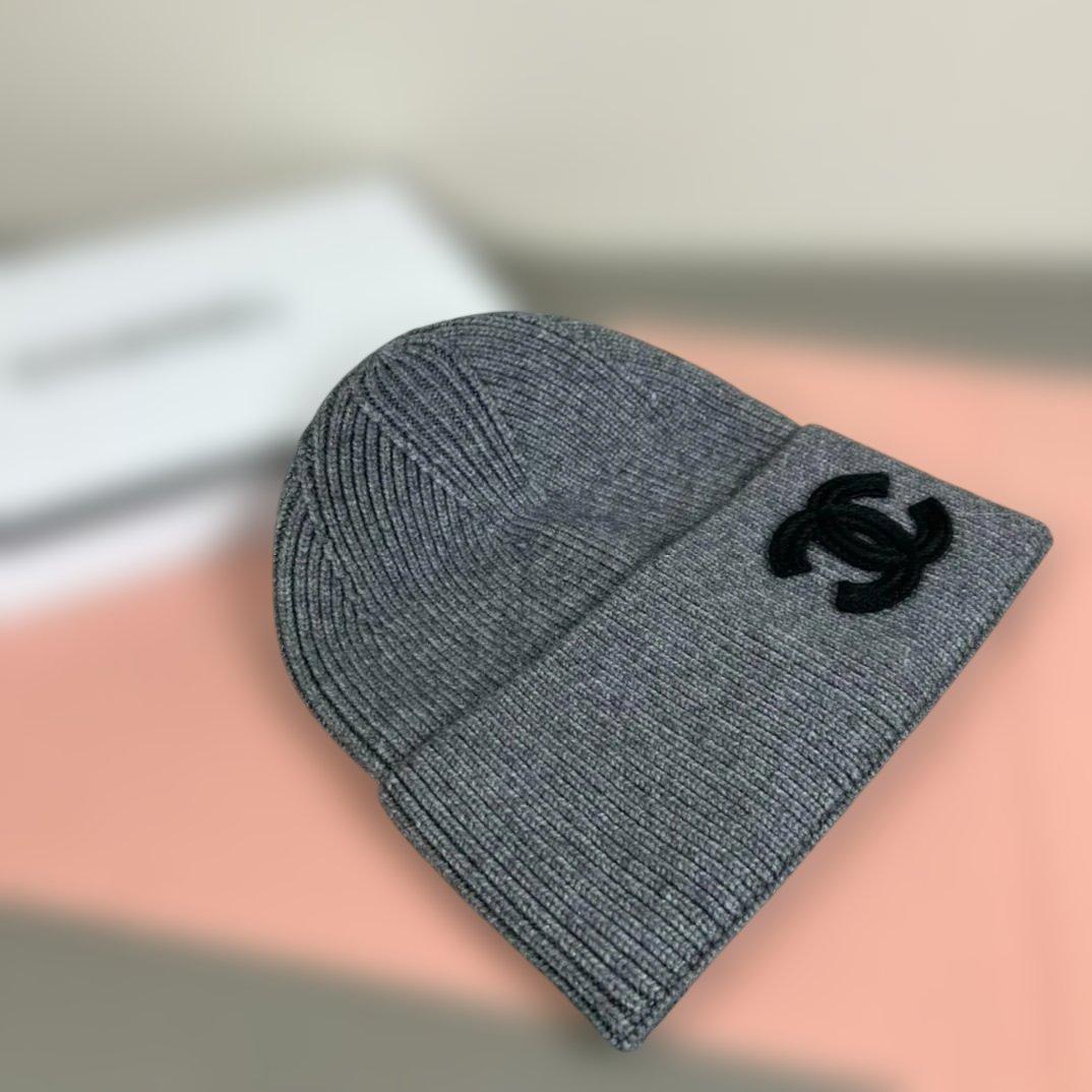 chanel グレー ニット帽 ロゴ入り - メルカリ