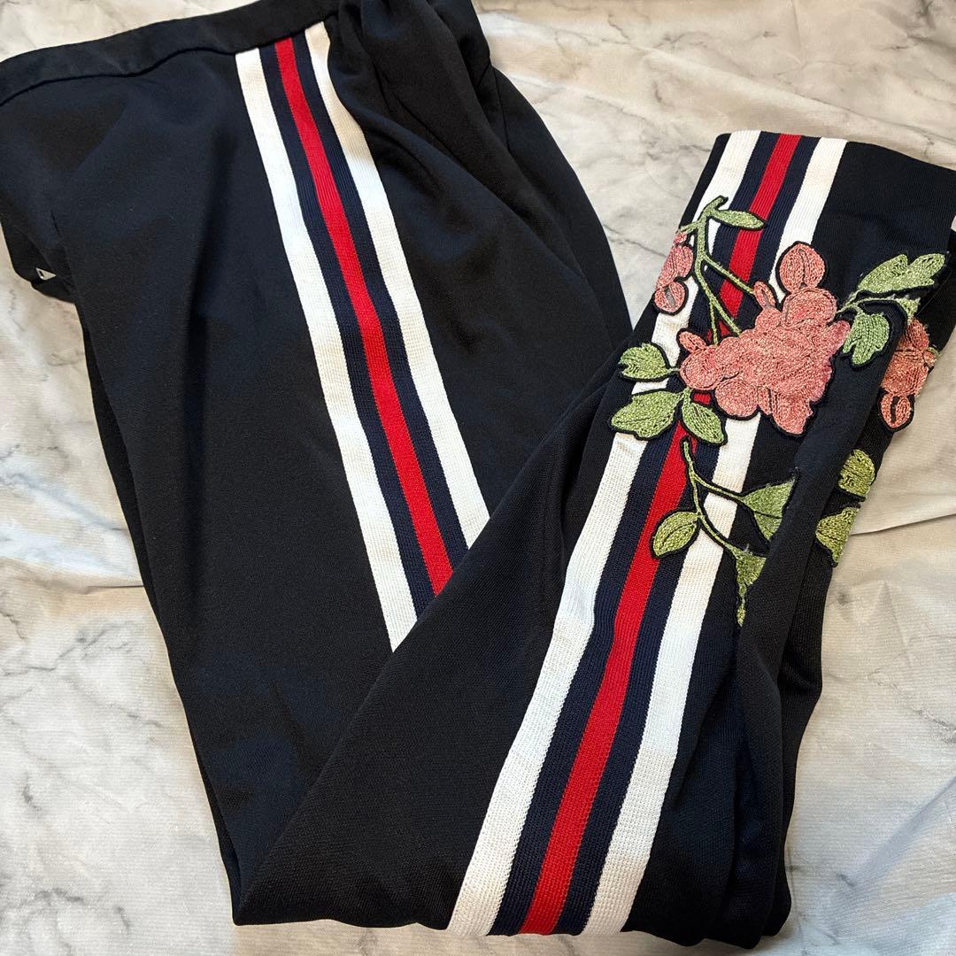 GUCCI 花柄刺繍 ブラックジョガーパンツ - メルカリ