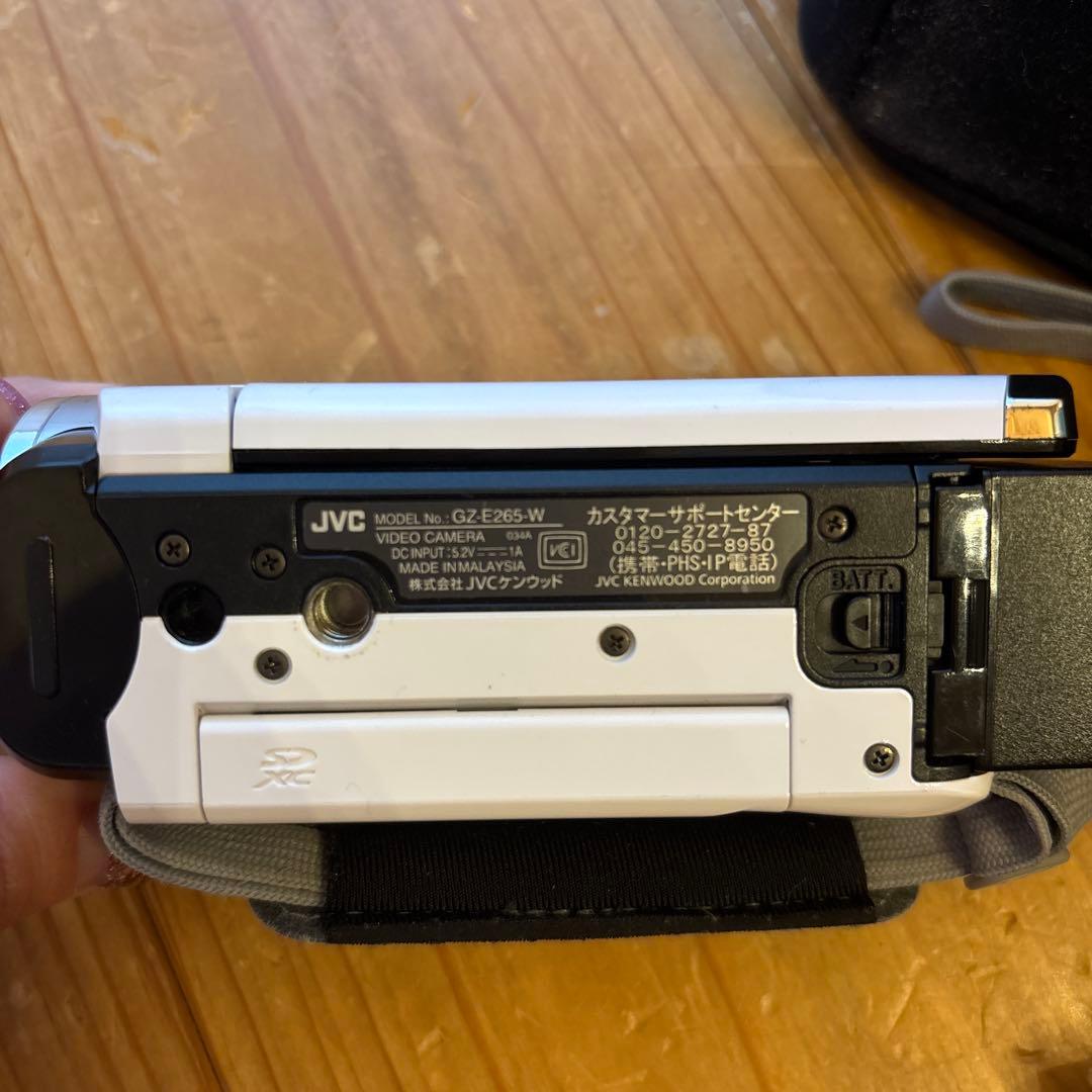 ビデオカメラJVC Everio GZ-E265-w 予備バッテリー付き