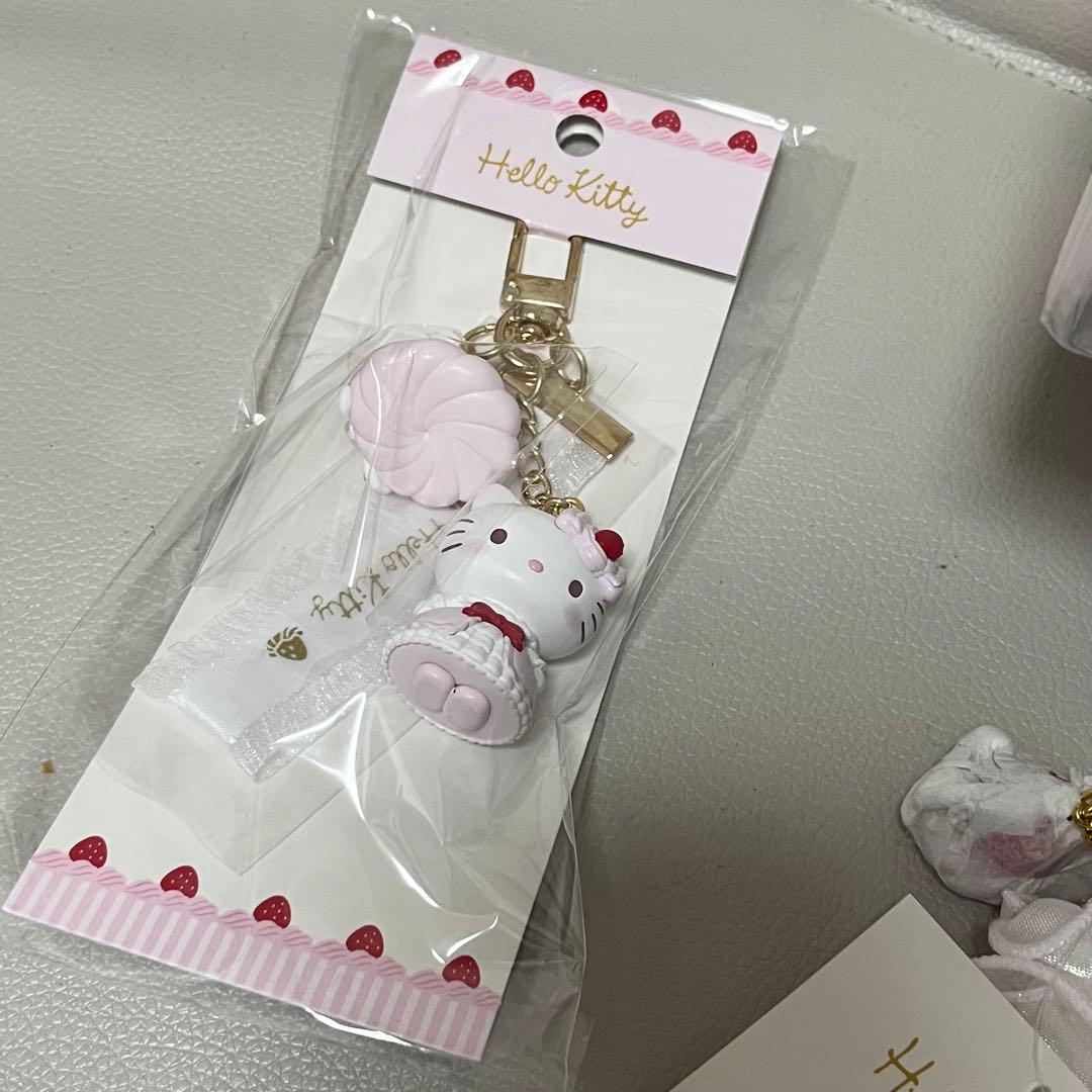 新品 サンリオいちごホイップケーキデザインシリーズ ぬいぐるみ ポーチセット