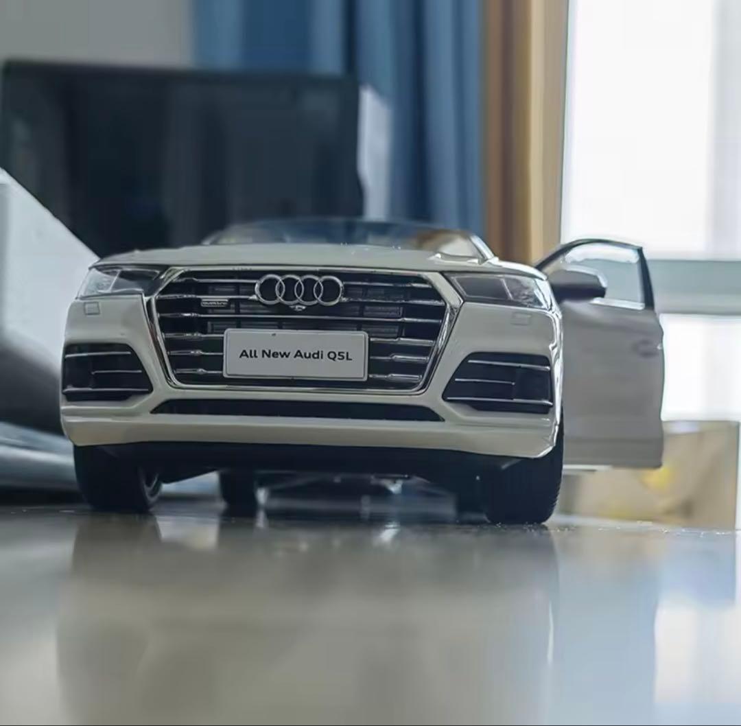 Audi Q5 1/18 ダイキャストモデル ホワイトミニカー