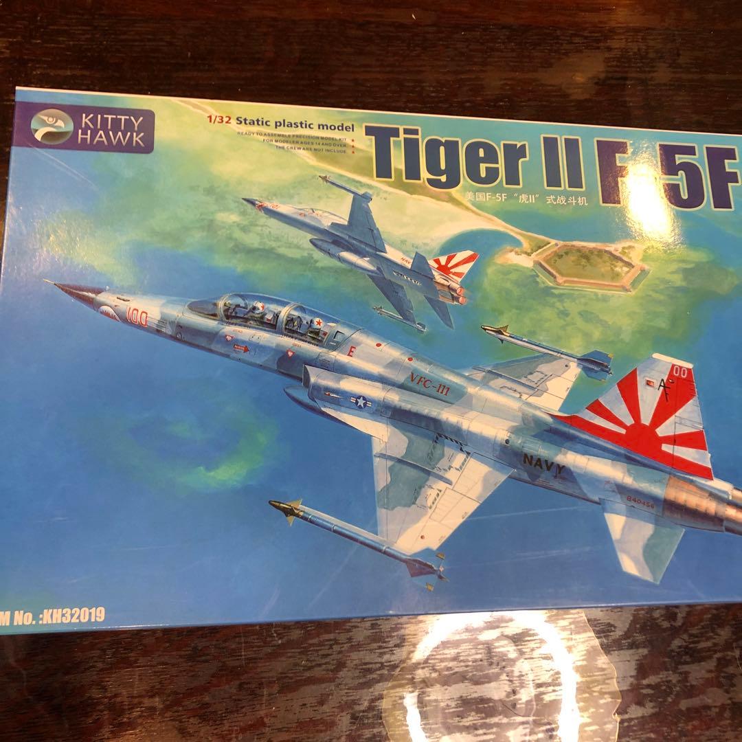 Kitty Hawk Tiger II F 5F 1/32 スケール 1/32 Kitty Hawk F-5F Tiger II Plastic Model Kit - Squadron.com