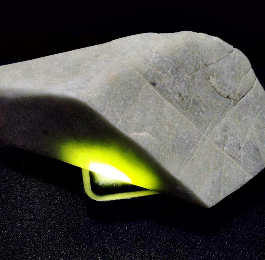 ☆翡翠原石☆糸魚川硬玉【小滝・転石・川ズレ・切り出し525g】