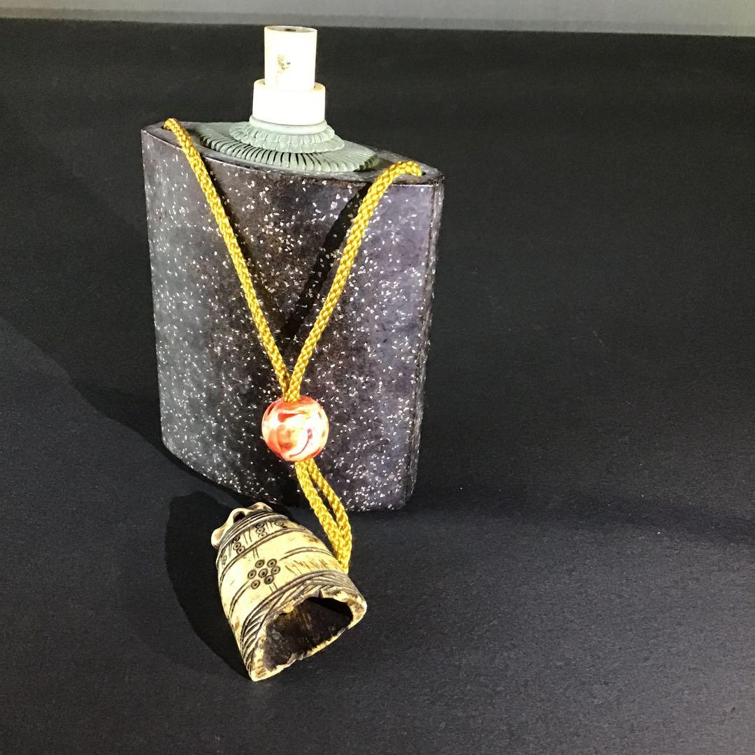 火縄銃 煙硝入 鶴頭玉緒締、半鐘型根付 江戸期 s4