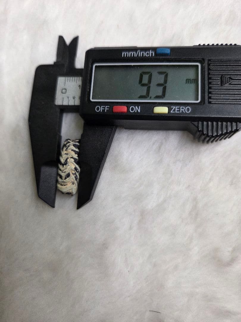 020蜻蛉玉 古いフェザー 黒と白のストライプ模様 ！