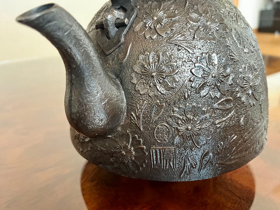 虎山工房 南部鉄器 鉄瓶 砂鉄 箱付き 取扱説明書付き 南部形 桜