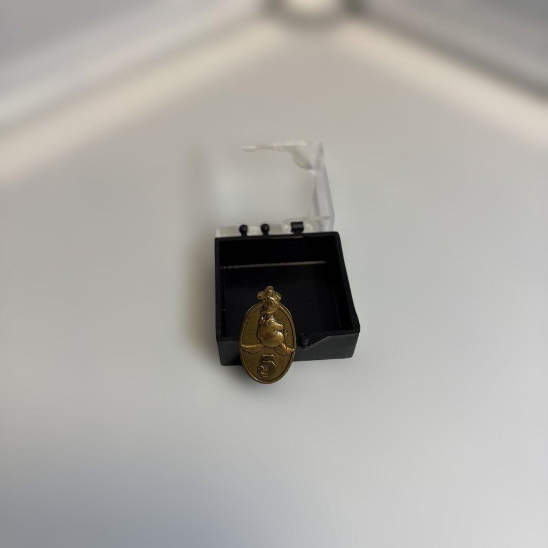 ディズニー キャスト 勤続5年 記念ピンバッジ ドナルド 美品 - メルカリ