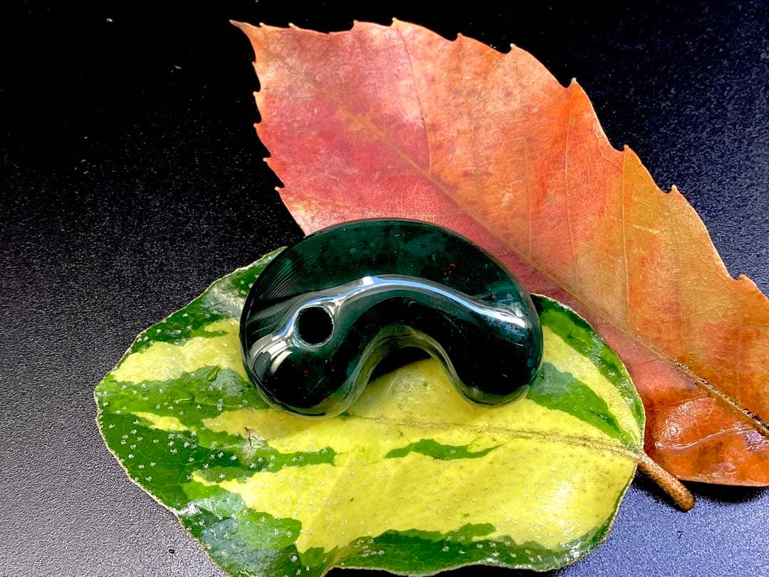 出雲石濃厚な青緑色の碧玉 希少赤斑紋点入り 鑑別書無し