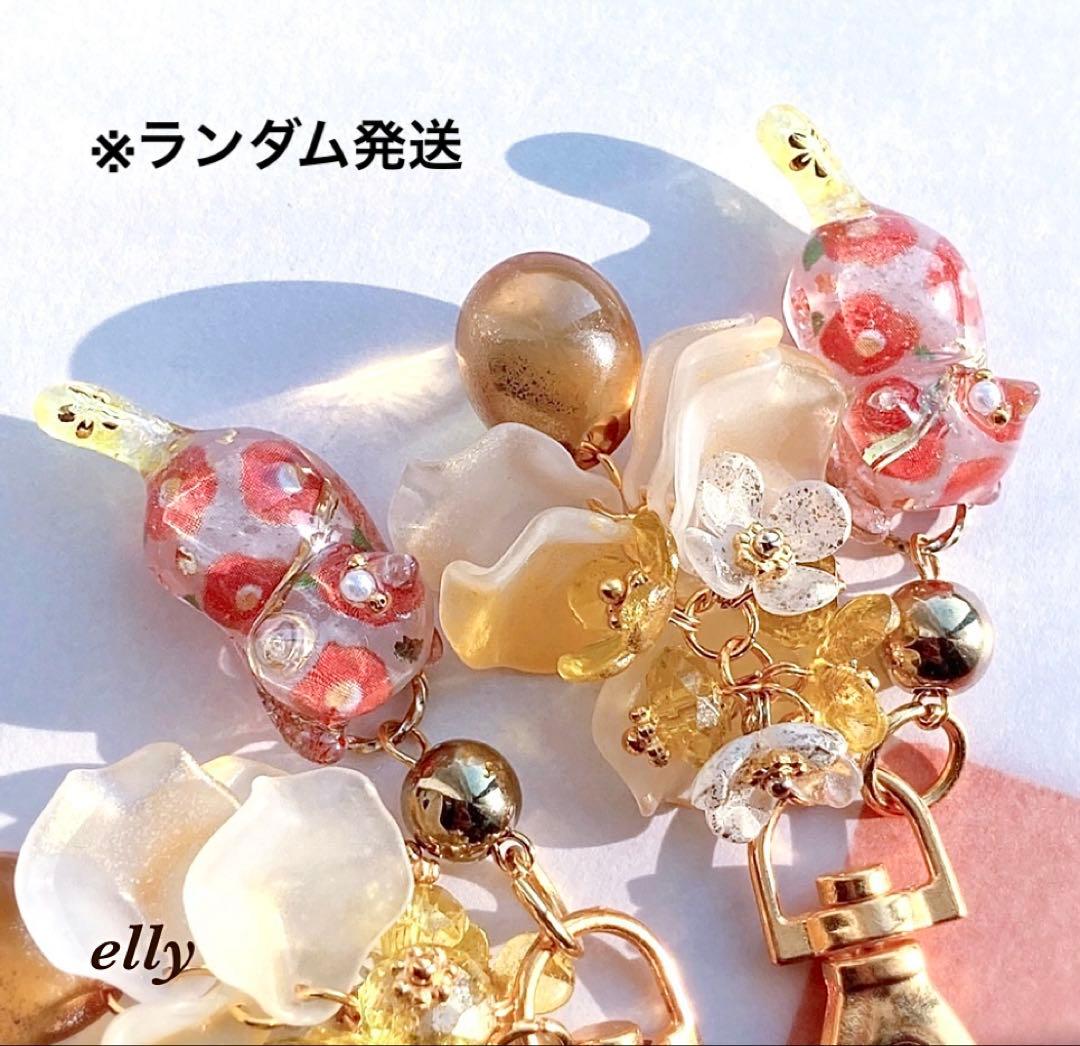 【sawasawa様】1632.天然石　和柄　じゃれ猫　レジン　キーホルダー